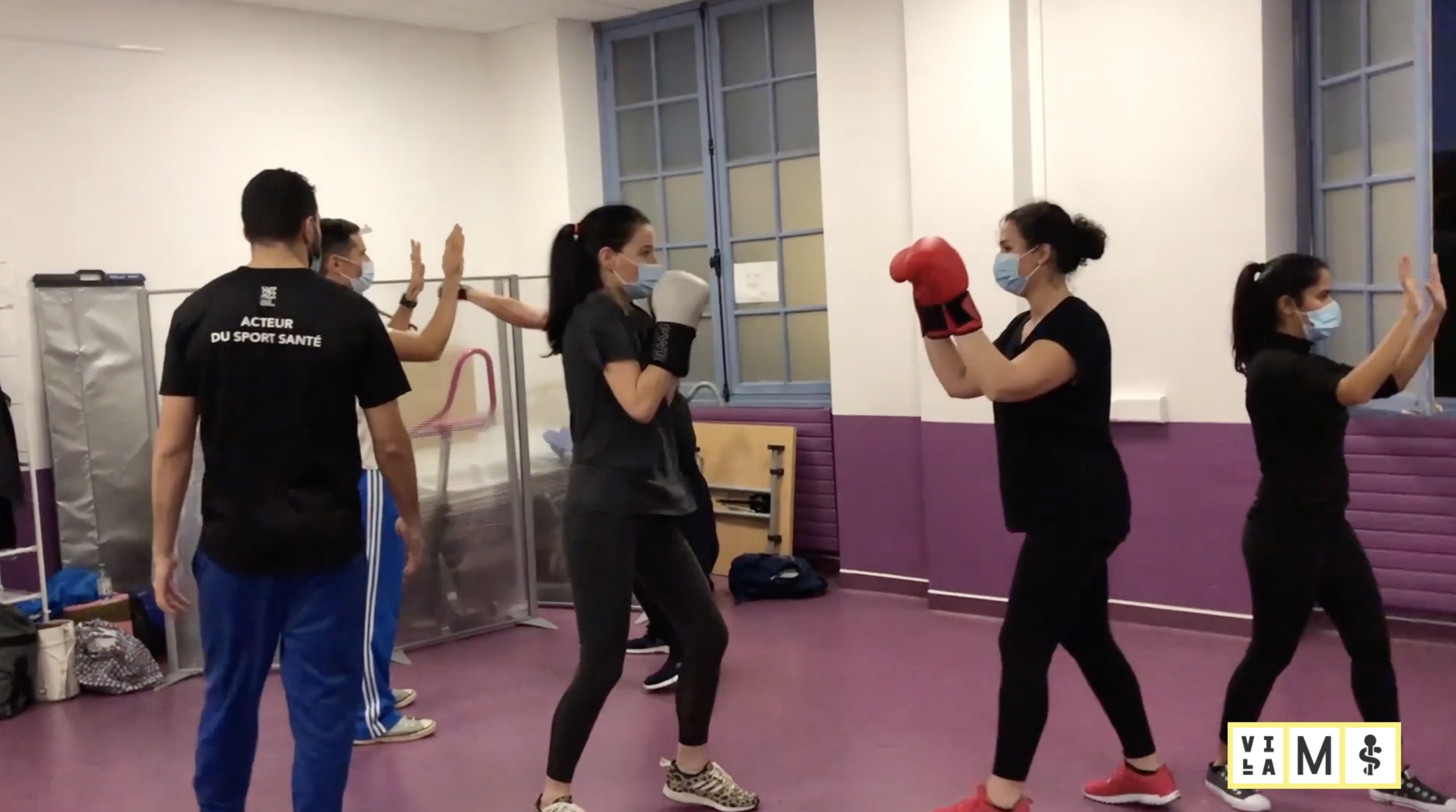 Le Programme de prévention « Boxe à l’hôpital » propose des cours de cardio-boxe de 45 minutes aux équipes médicales et soignantes des établissements hospitaliers.